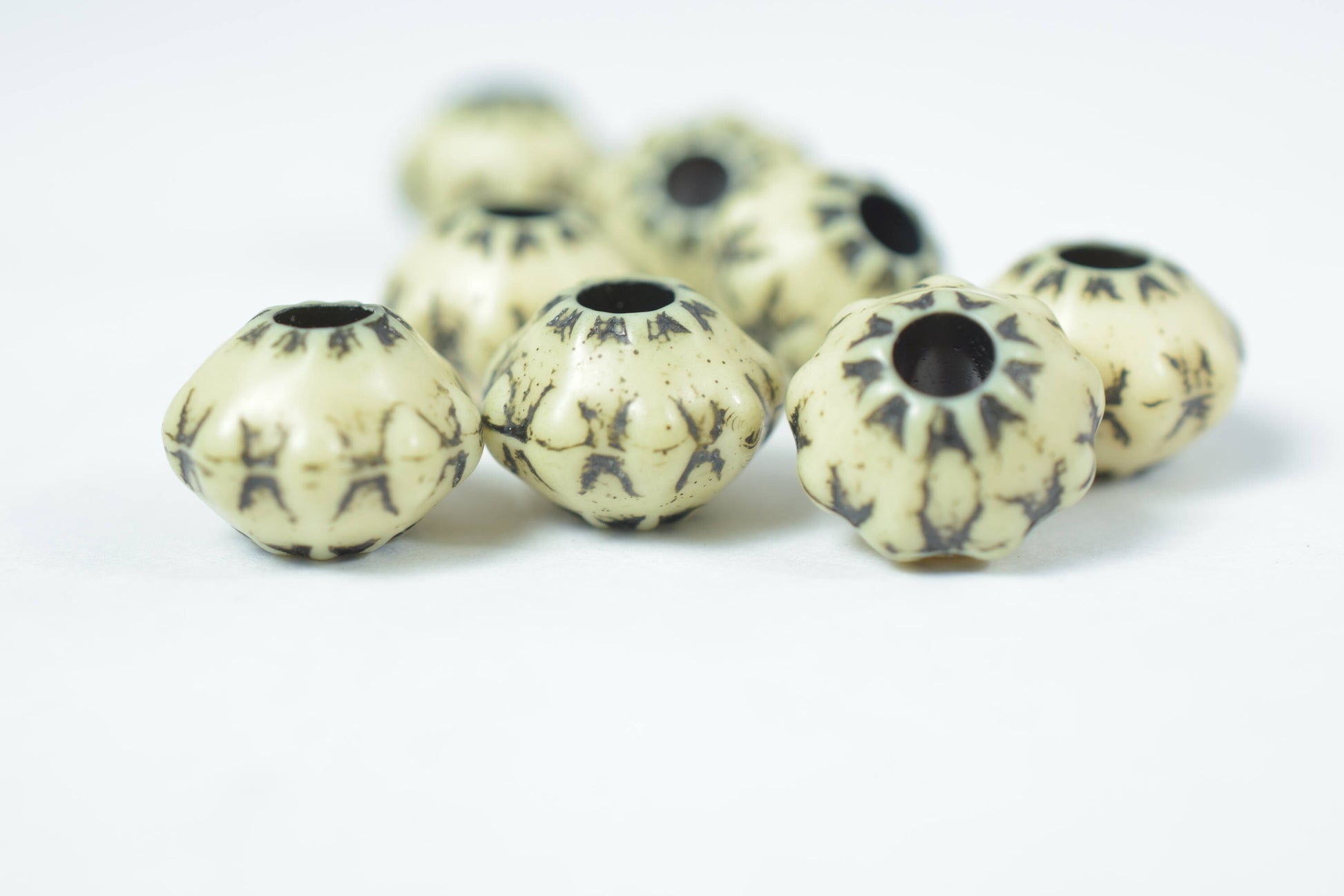 13mm Saucer Acrylic Beads Etched Rondelles Beads /Vintage Style Spacer Beads/Black/ Ivory/ Faceted Edges/Vintage Beads, Wholesale Beads