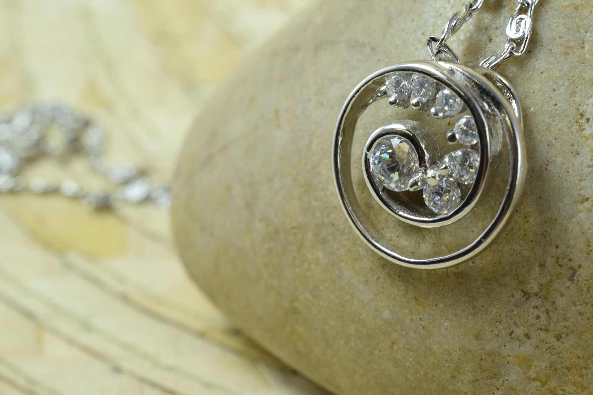 Spiral swirl white gold rhodium plated pendant cubic zirconia pink/clear icy cubic zirconia rhodium pendant, wholesale pendants,studded